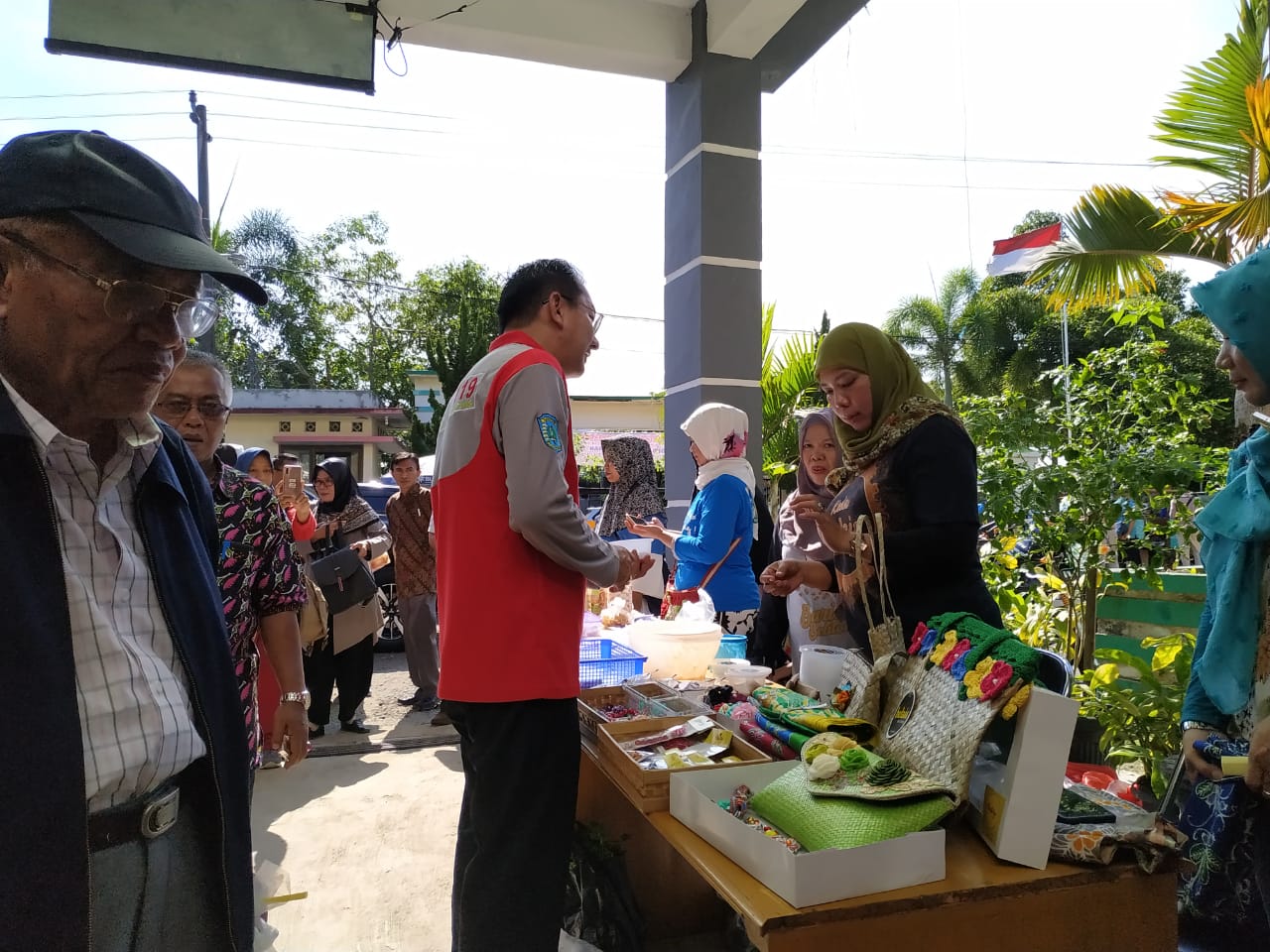 Wakil Bupati Belitung, Isyak Meirobi saat berinteraksi dengan salah satu penjual di pasar tani di DKPP